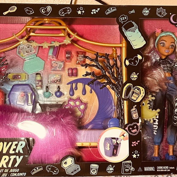 Mattel Other - Monster high Clawdeen Wolf and Draculaura with bedroom set, new